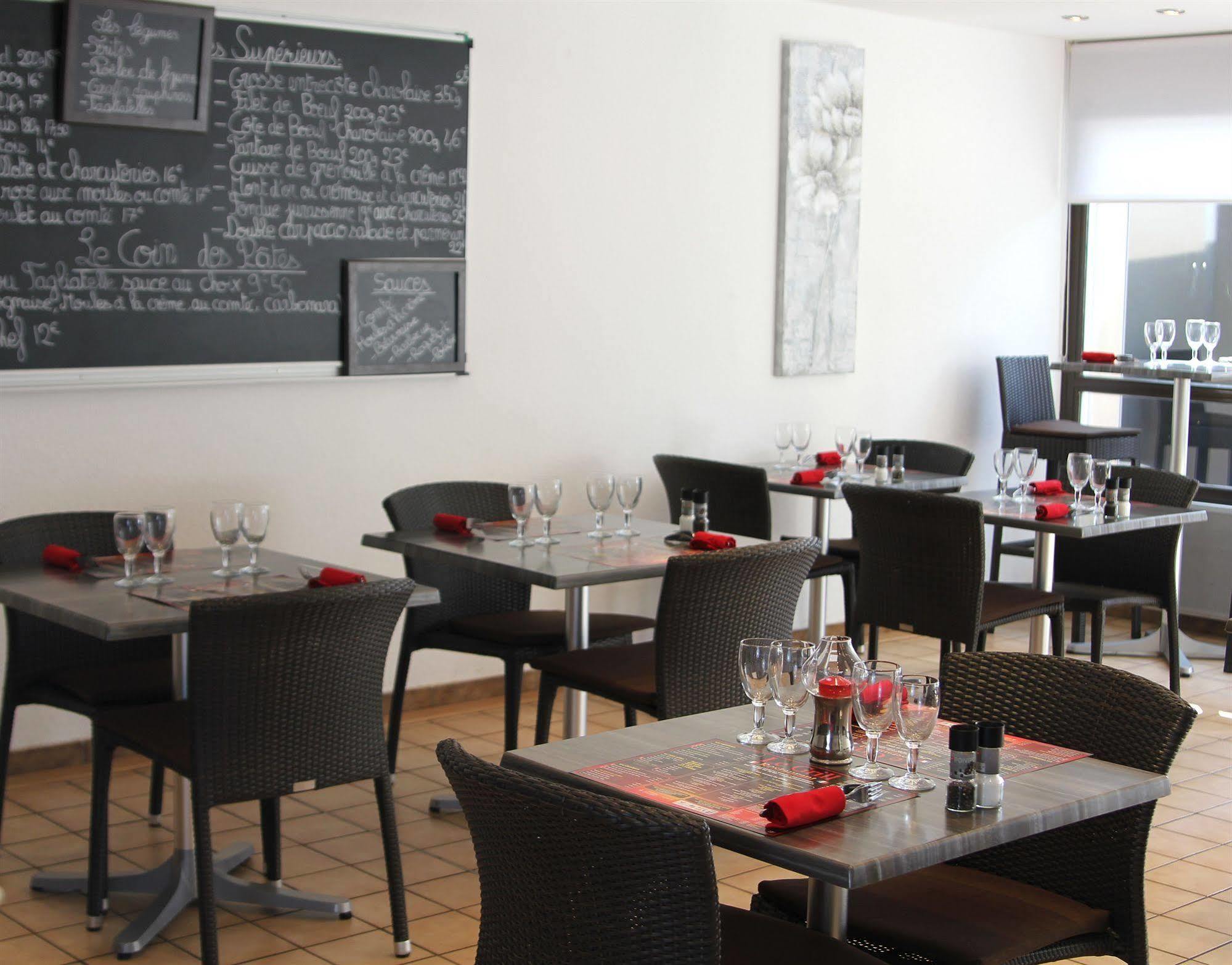 Logis Hotel Lons-Le-Saunier - Restaurant Le Grill Exterior photo
